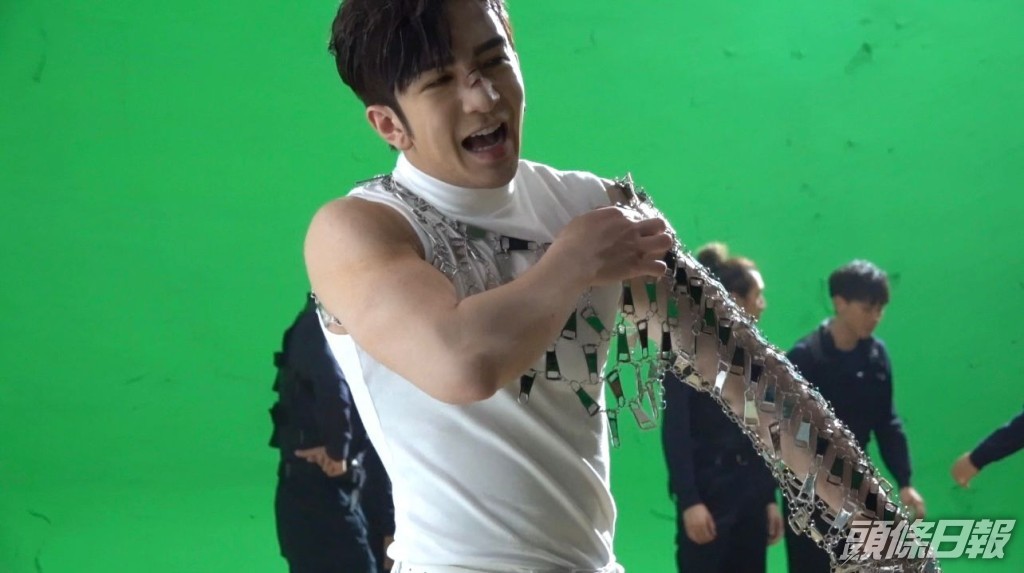 仲成日刮到肉。